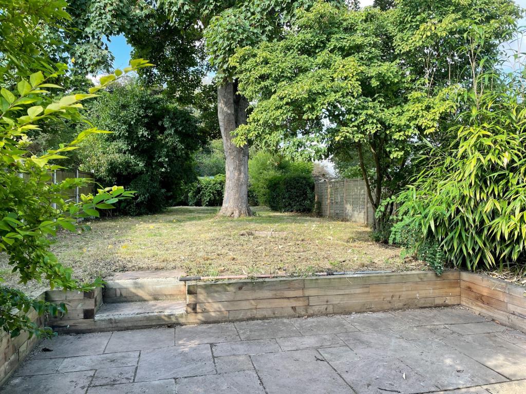 Lot: 36 - VACANT TWO-BEDROOM CHARACTERFUL COTTAGE IN NON ESTATE LOCATION -